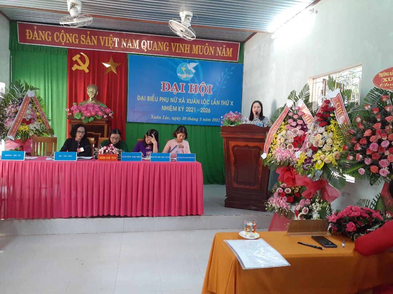 Đồng chí Cái Thị Diệu Trang- Chủ tịch Hội LHPN huyện Phú Lộc phát biểu và tặng hoa chúc mừng tại Đại hội